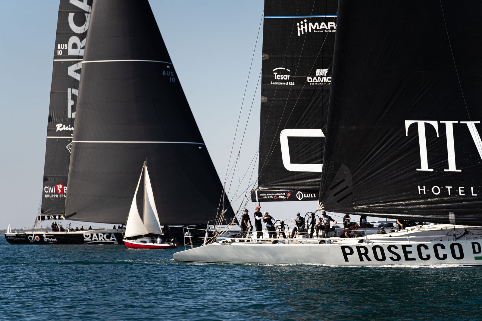 Il Prosecco DOC in partenza tra i maxi yacht dalle vele nere